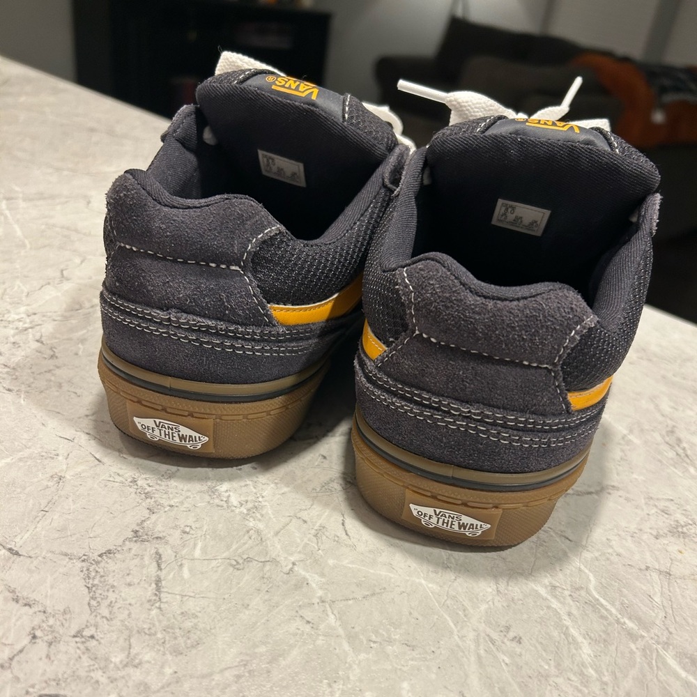 Vans navy/yellow with gum bottom - Picture 3 of 4